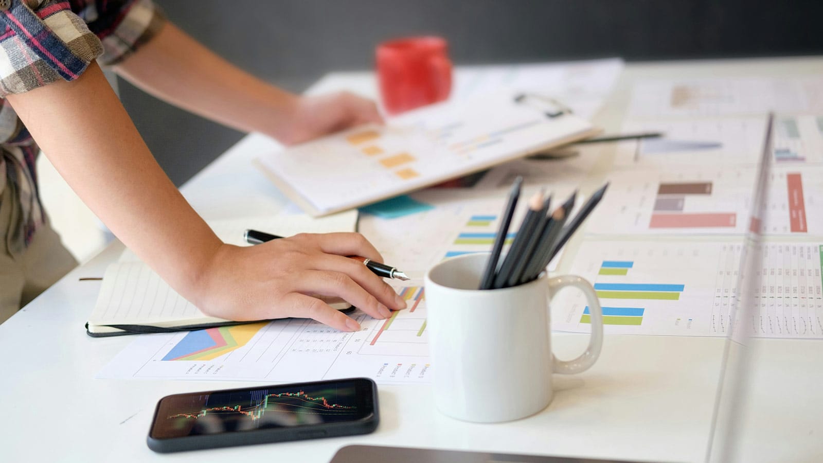 ecommerce KPI strategy design metrics pencils mug