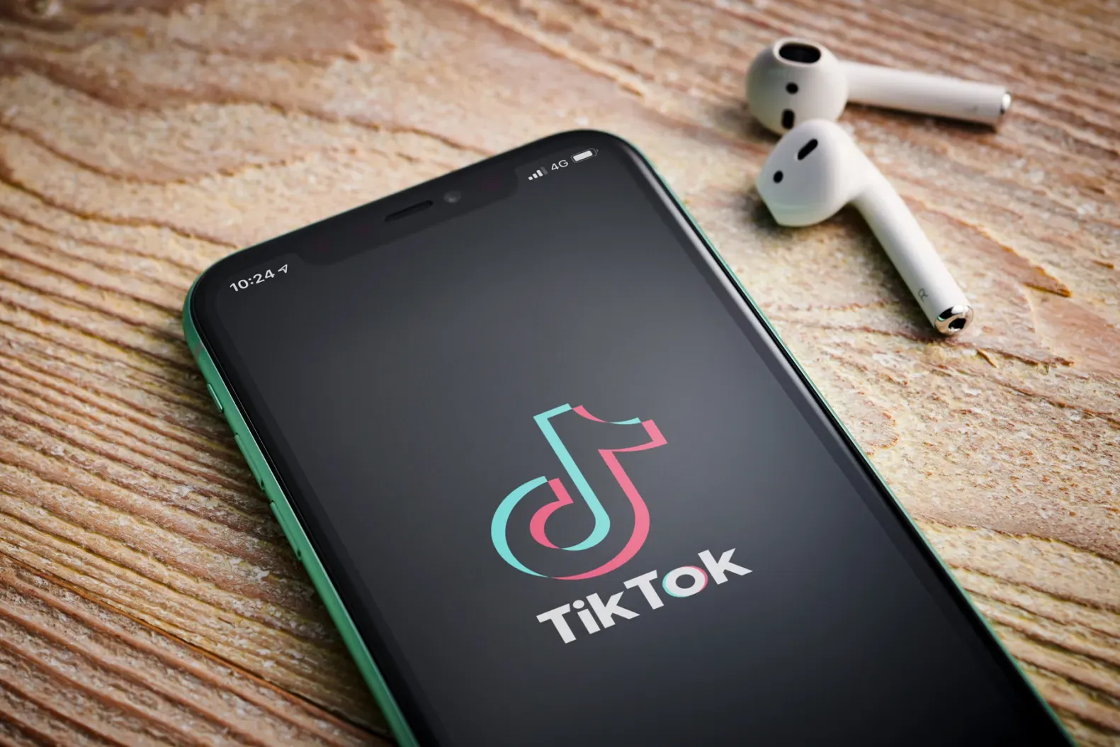 Κινητό με εικόνίδιο TikTok και earbuds