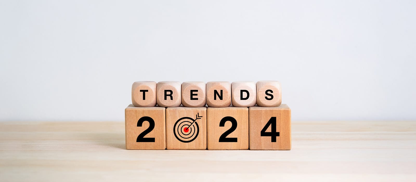 Ξύλινα μπλοκ με τις λέξεις trends και 2024