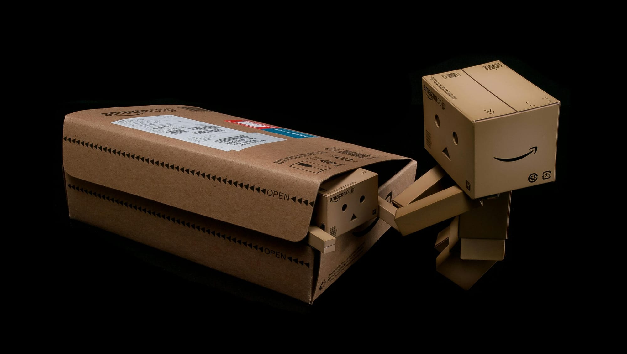 Ανθρωπόμορφα κουτιά Amazon που αλληλοβοηθιούνται