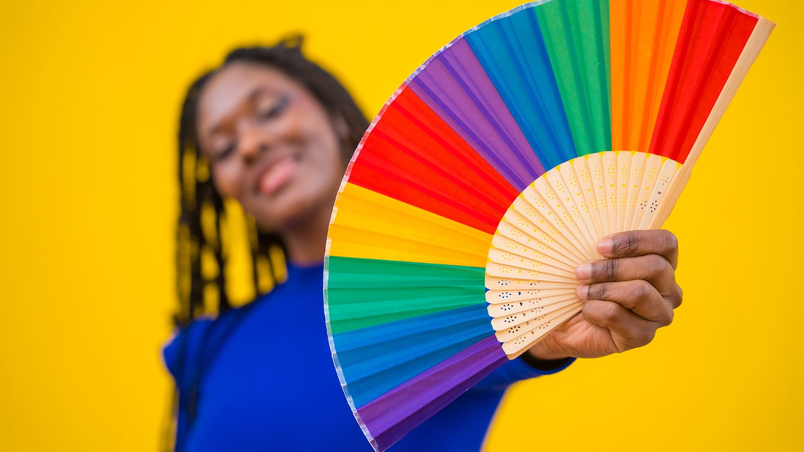 fan pride color woman hand holding for color psychology ψυχολογία χρωμάτων eCommerce