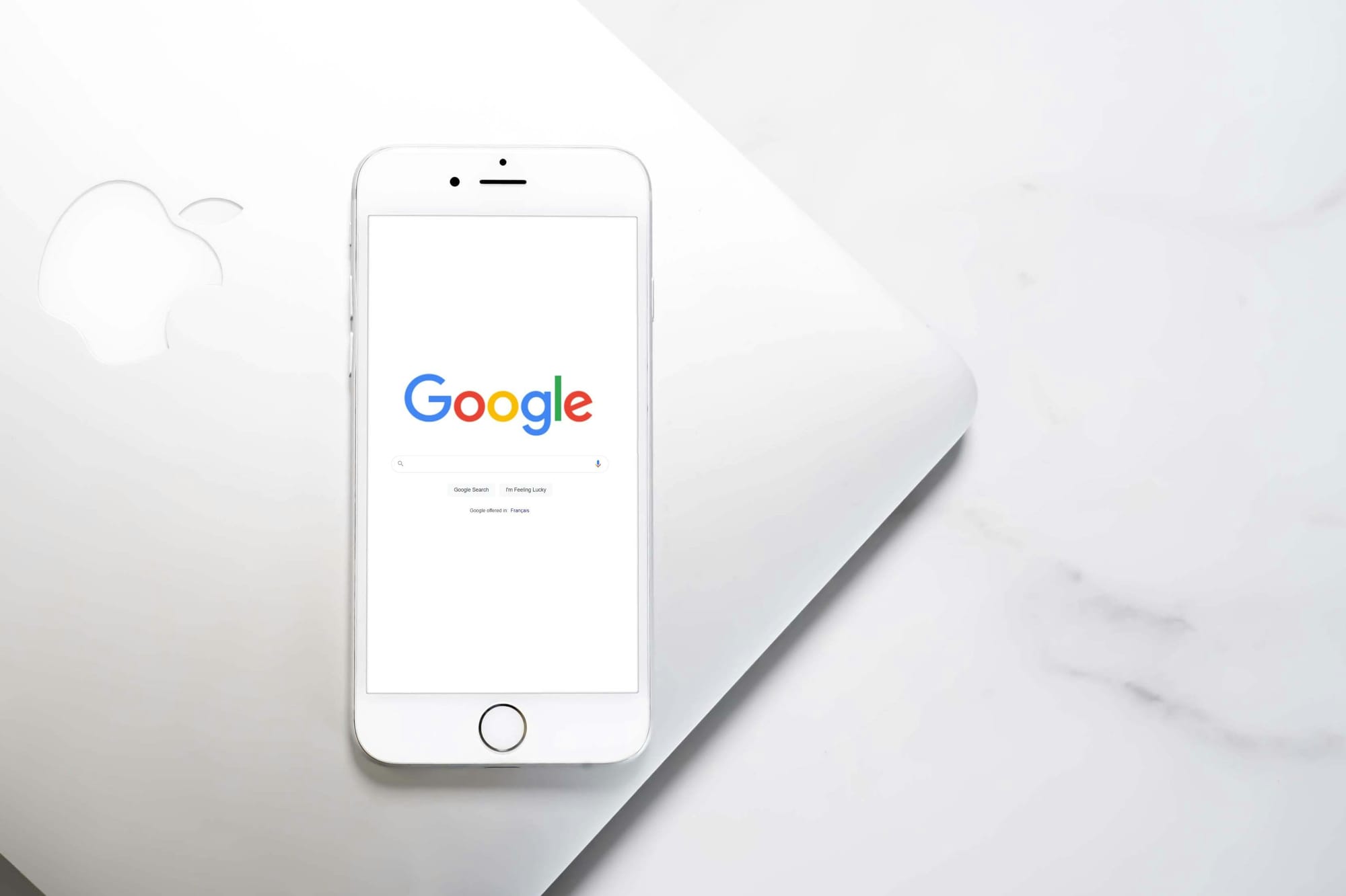 Λάπτοπ και κινητό με οθόνη Google
