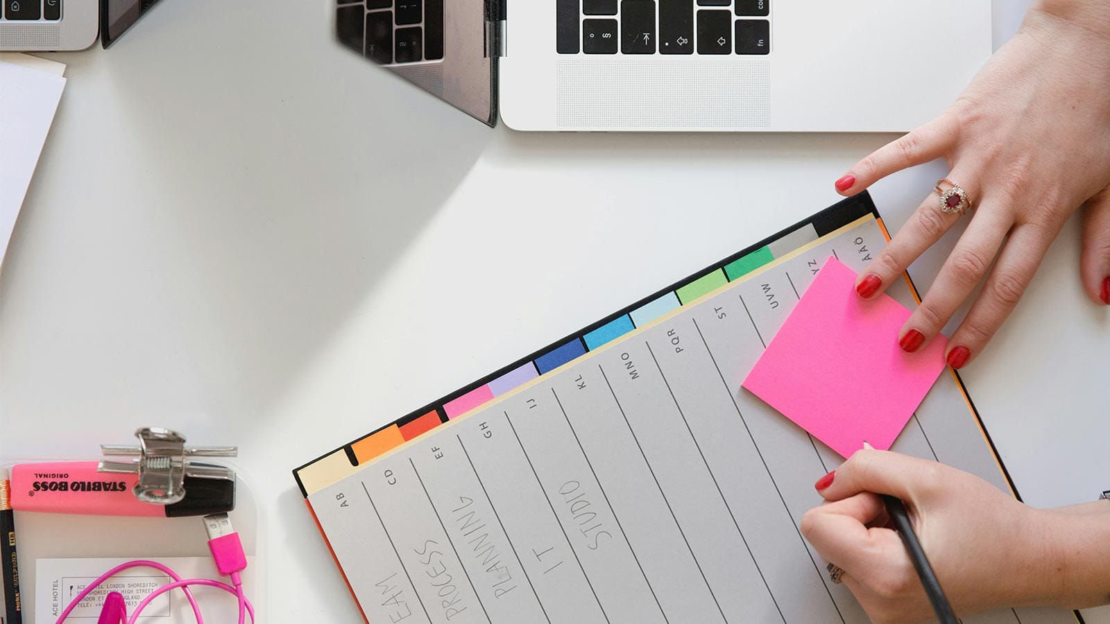 Τετράδιο planner με σημειώσεις δίπλα σε λάπτοπ