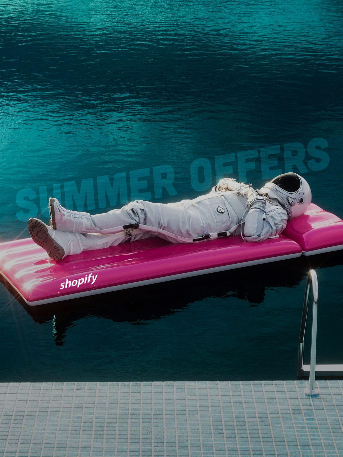 φουσκωτό σε πισίνα με αστροναύτη με λεκτικό summer offers στο Shopify