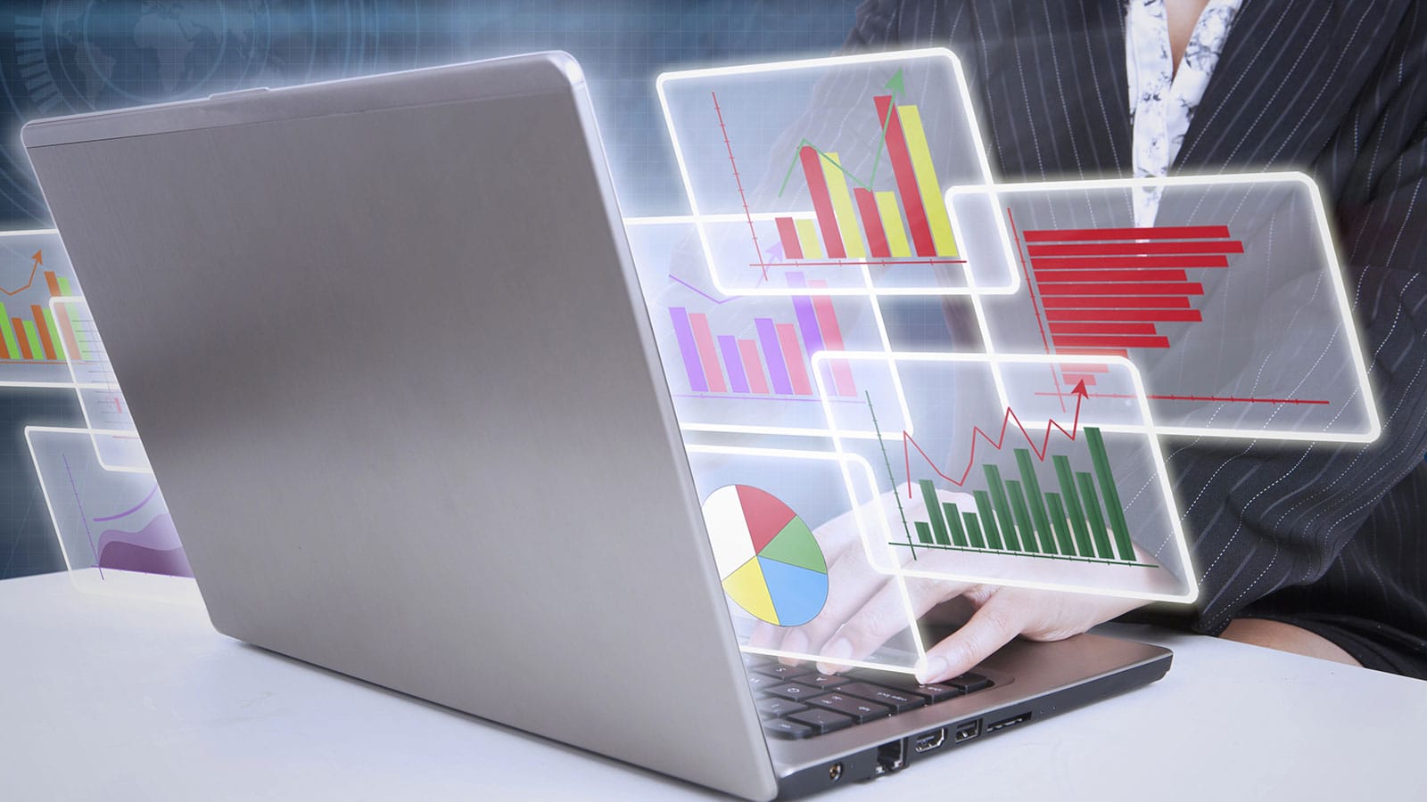 Υπολογιστής από όπου ξεπροβάλλουν analytics ως μέρος από 360 στρατηγική