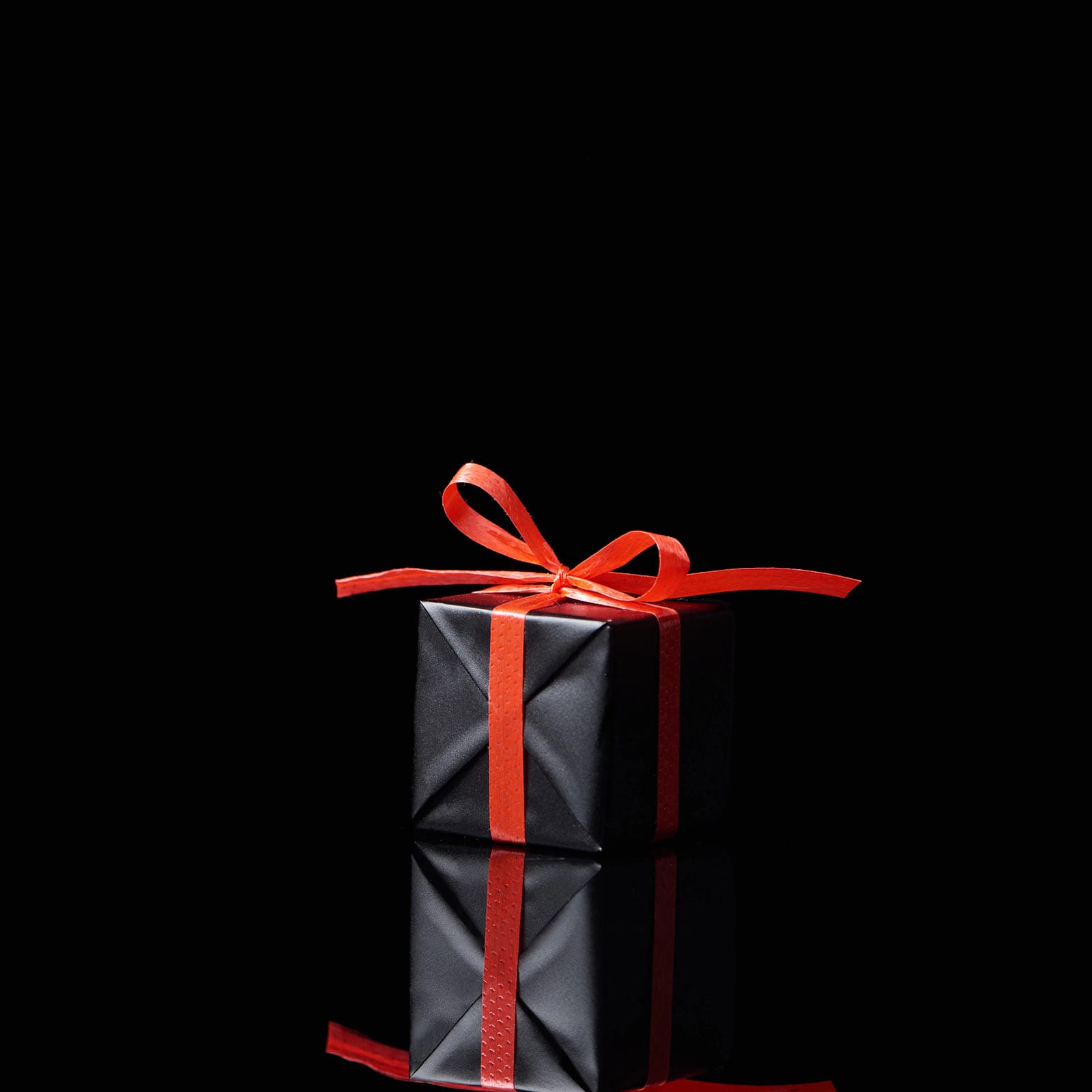 black friday μάυρο δώρο κόκκινη κορδέλα
