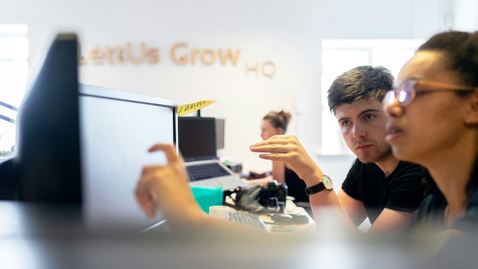 Ομάδα που εργάζεται πάνω σε ενσωμάτωση ERP στο Shopify