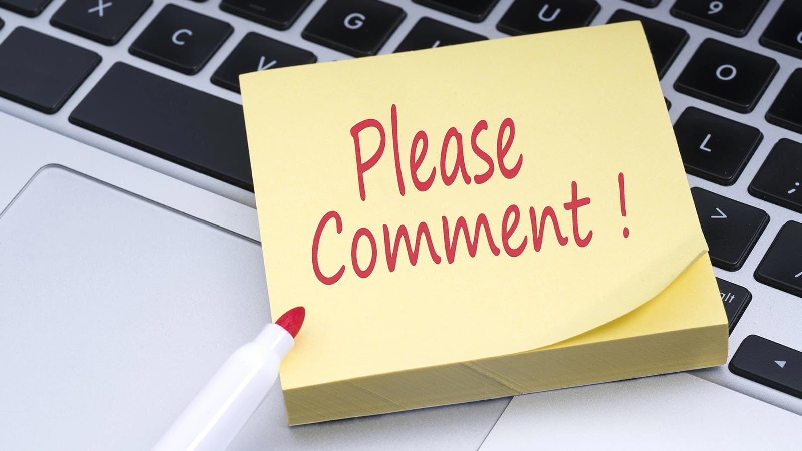 post it notes με λεκτικό please comment απάνω