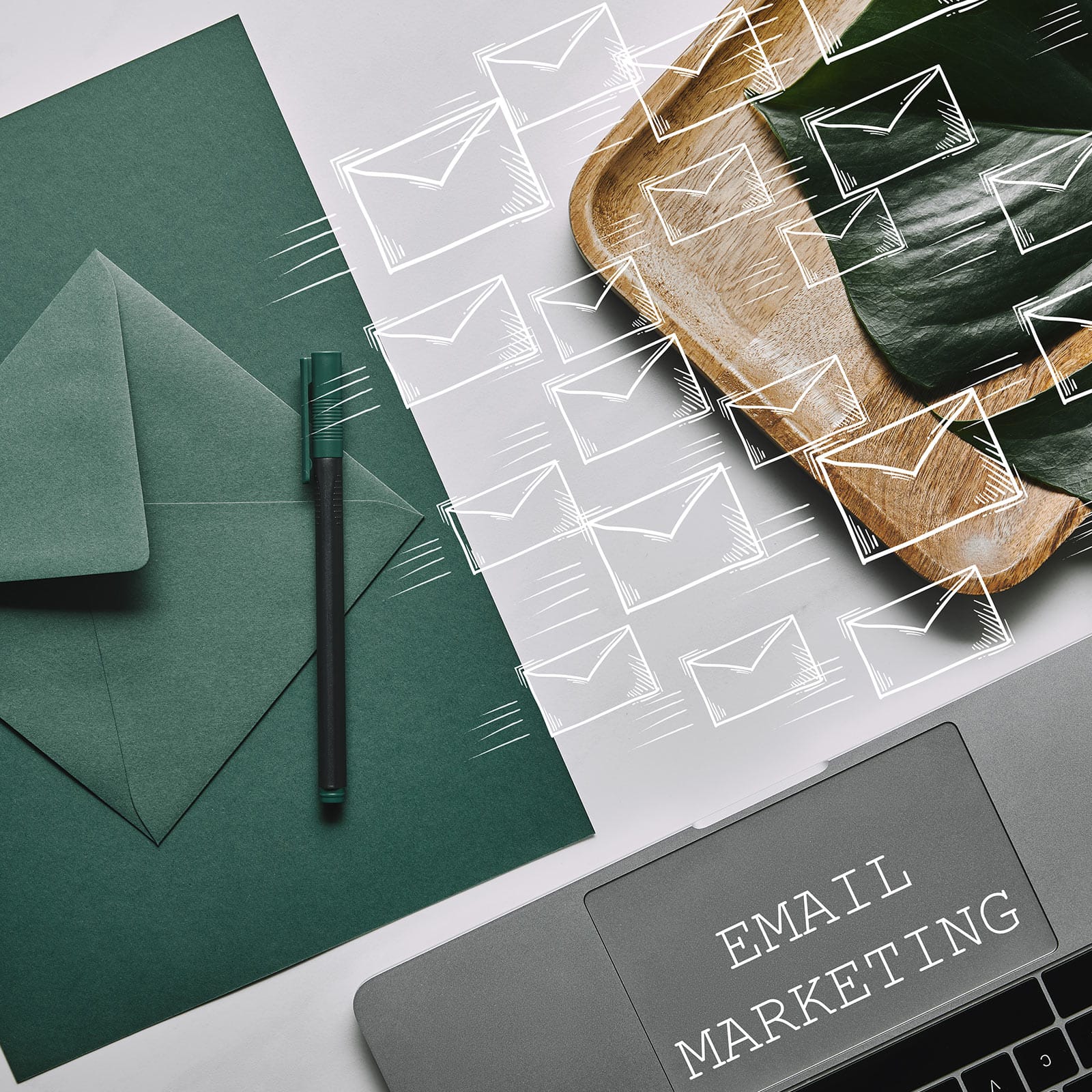 πράσινος φάκελος στυλό υπολογιστής email marketing