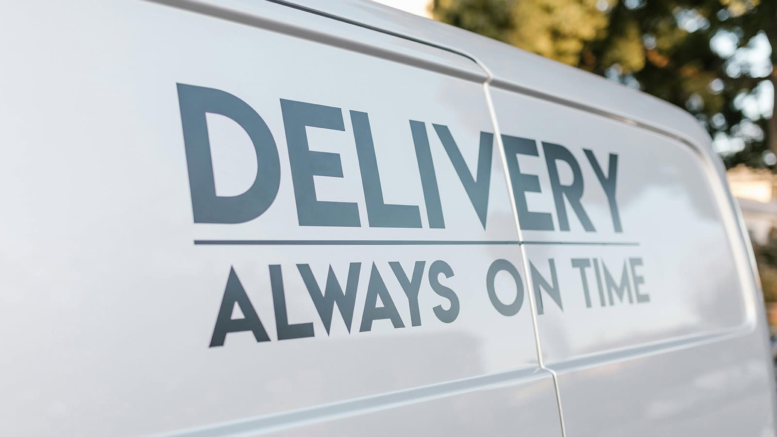 φορτηγό όχημα με αναγραφή delivery always on time