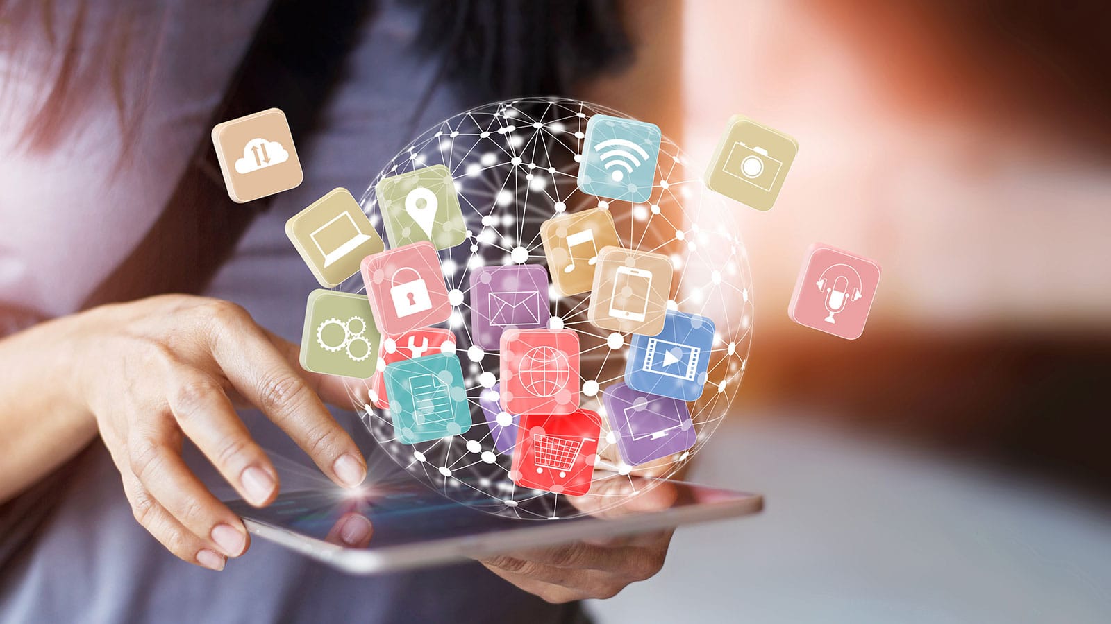 κινητό με γραφικό με όλα τα κανάλια για omnichannel vs multichannel