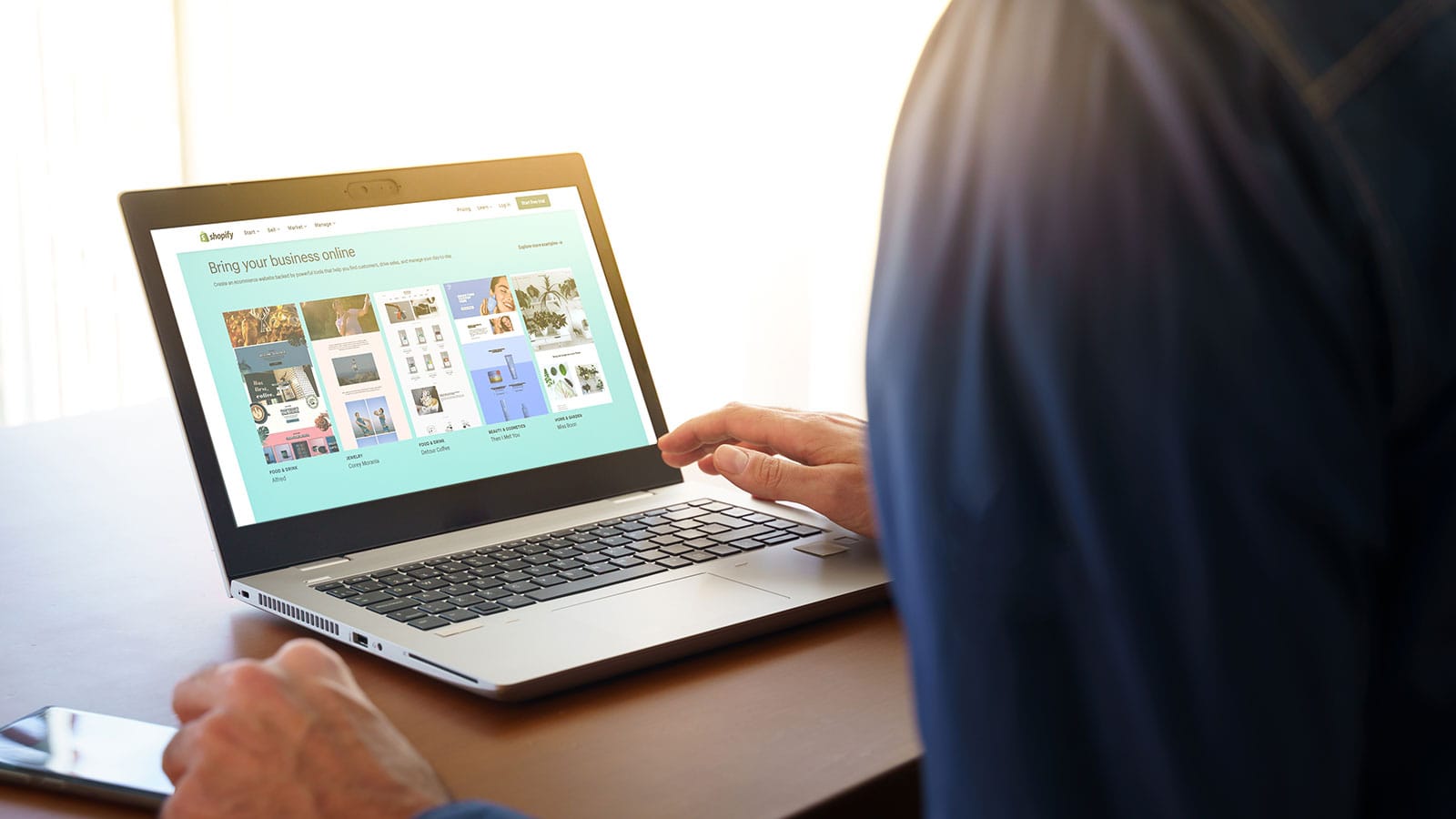 Χρήστης που ξεκινάει Shopify eshop tutorial
