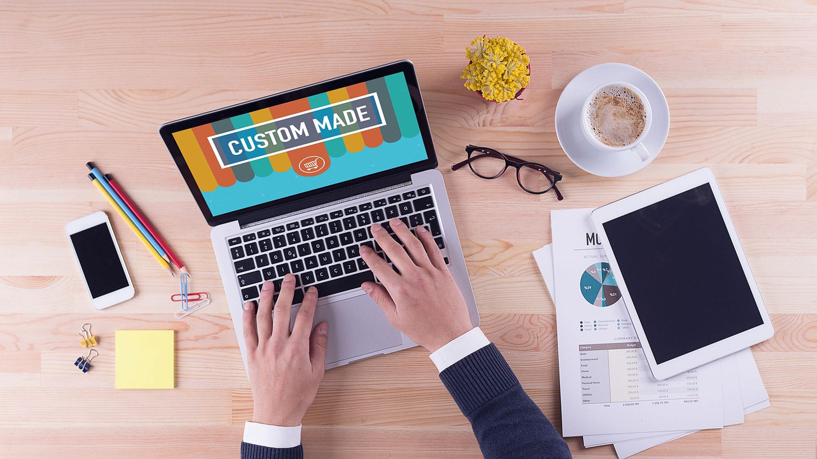 Λάπτοπ πάνω σε γραφείο για custom made Shopify διασυνδέσεις