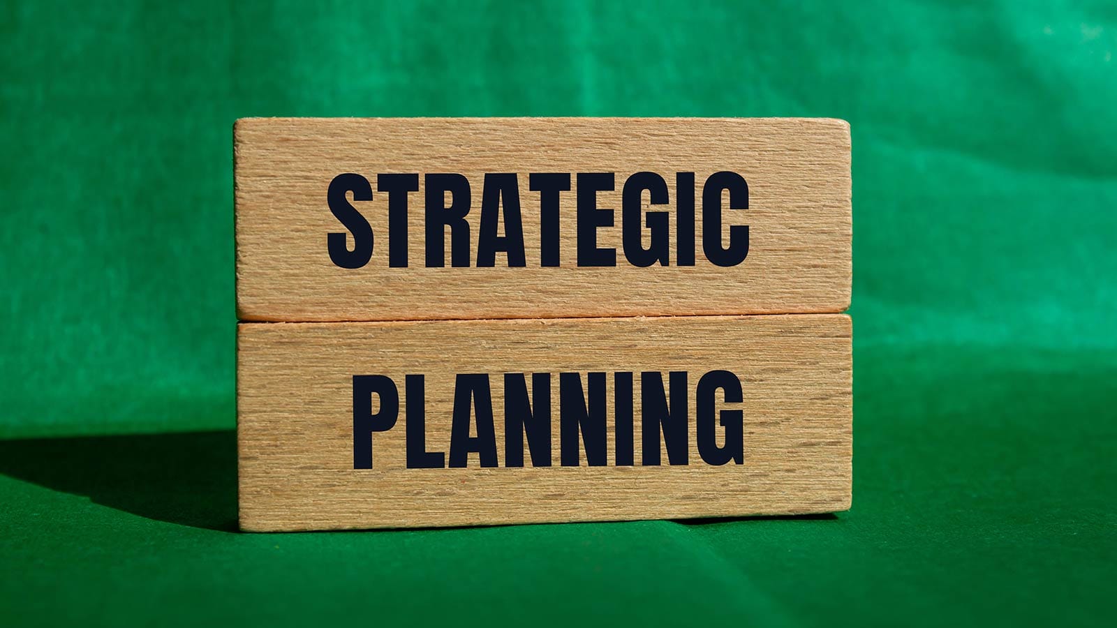 πράσινο φόντο ξύλινη επιγραφή strategic planning