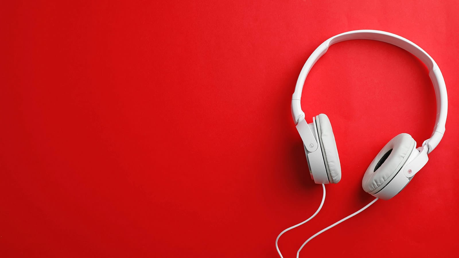headphones σε κόκκινο φόντο
