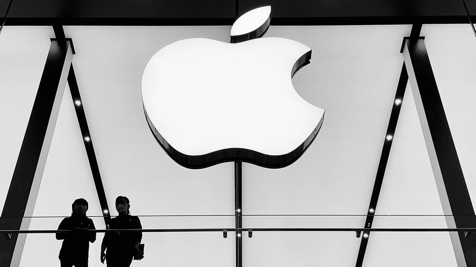 Το λογότυπο της Apple έξω από φυσικό κατάστημα