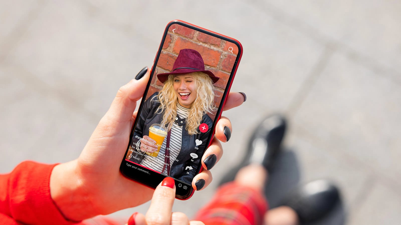 Γυναικείο χέρι που σκρολάρει στο TikTok