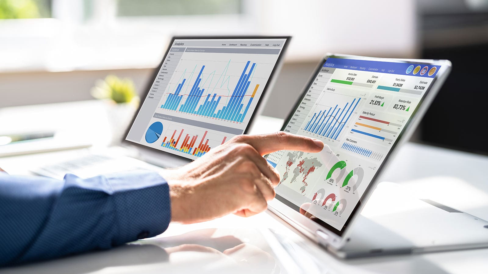 Λάπτοπ ανοιχτά σε σελίδες με analytics