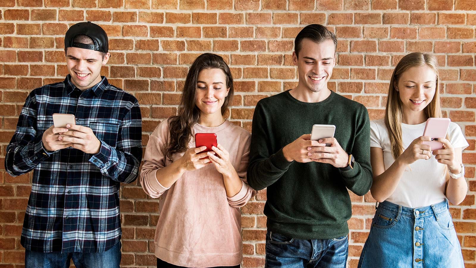 νέοι που υιοθετούν το mobile από τα gen z trends