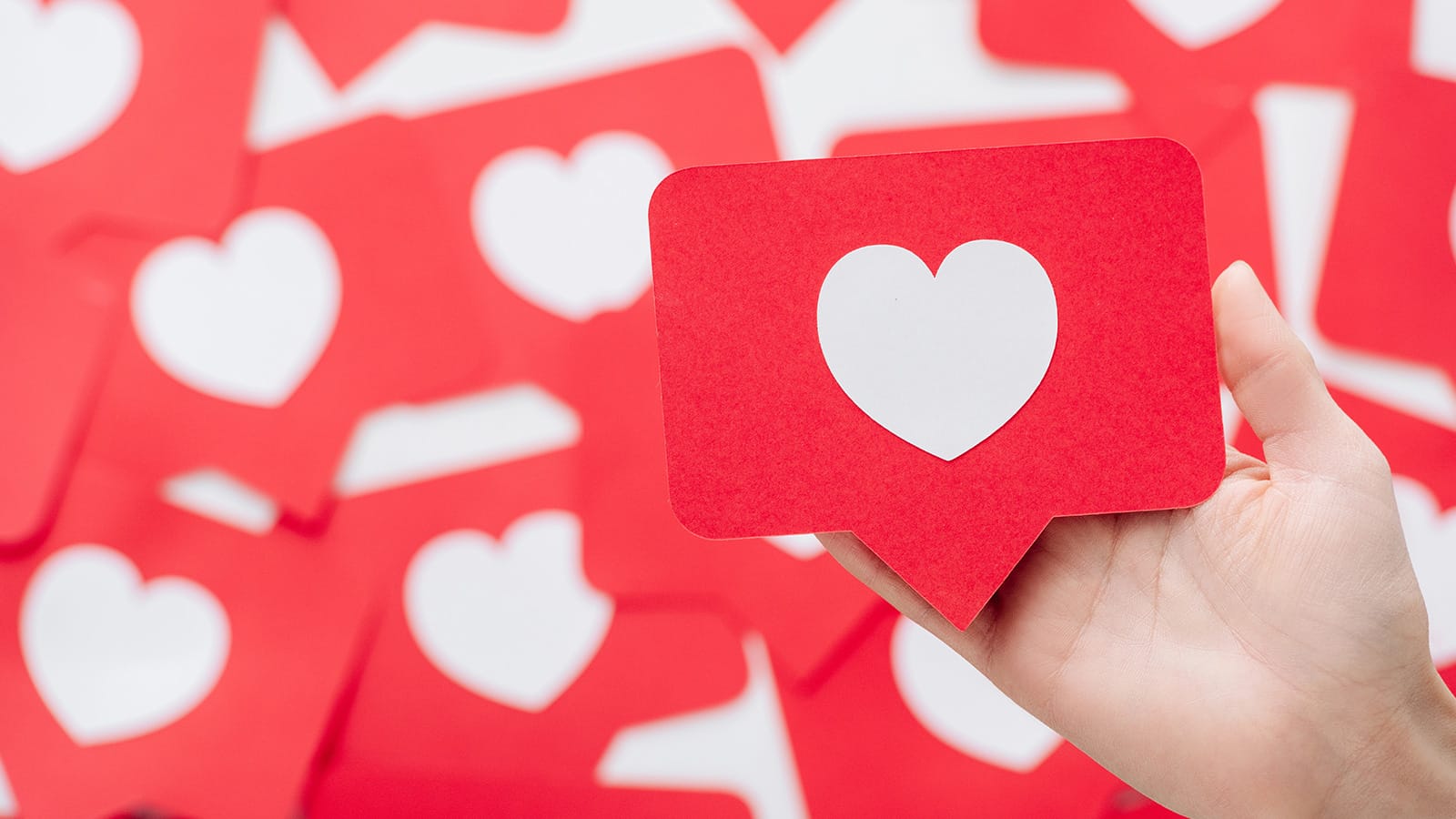 Χάρτινα likes ως ιδέα για TikTok content για eshop