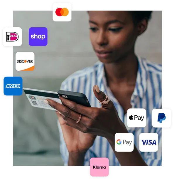 Κοπέλα με κινητό που δοκιμάζει το Shopify Payments account