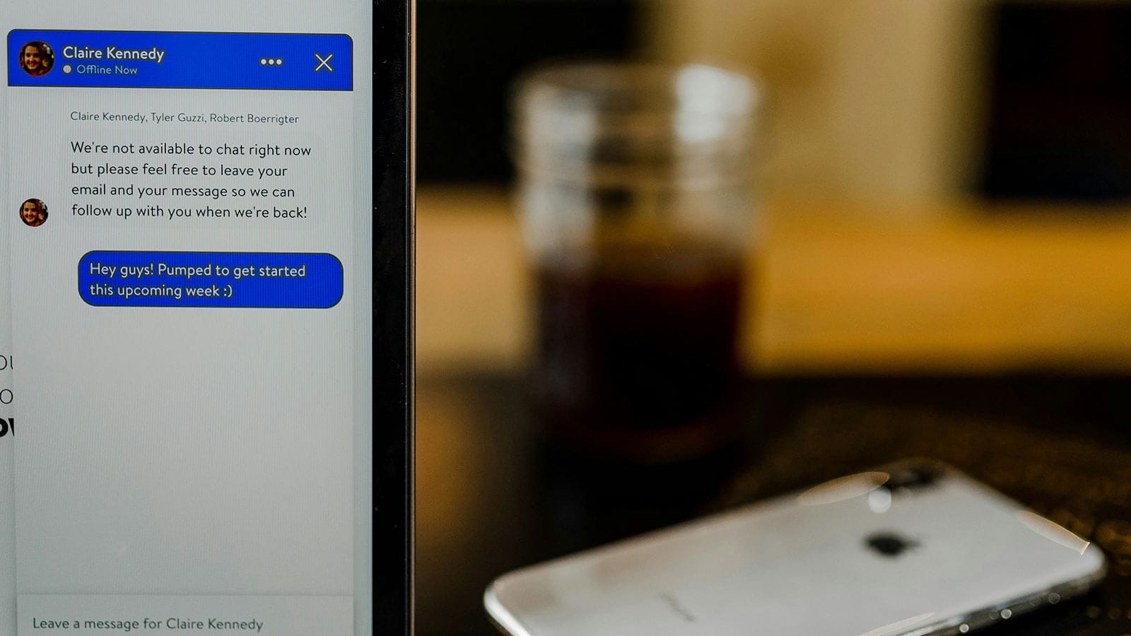 Συνομιλία messenger σε οθόνη λάπτοπ
