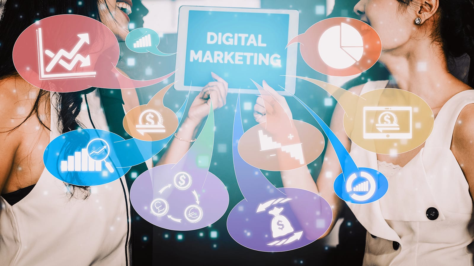 Κοπέλες που κρατούν ταμπλετ με λεκτικό digital marketing