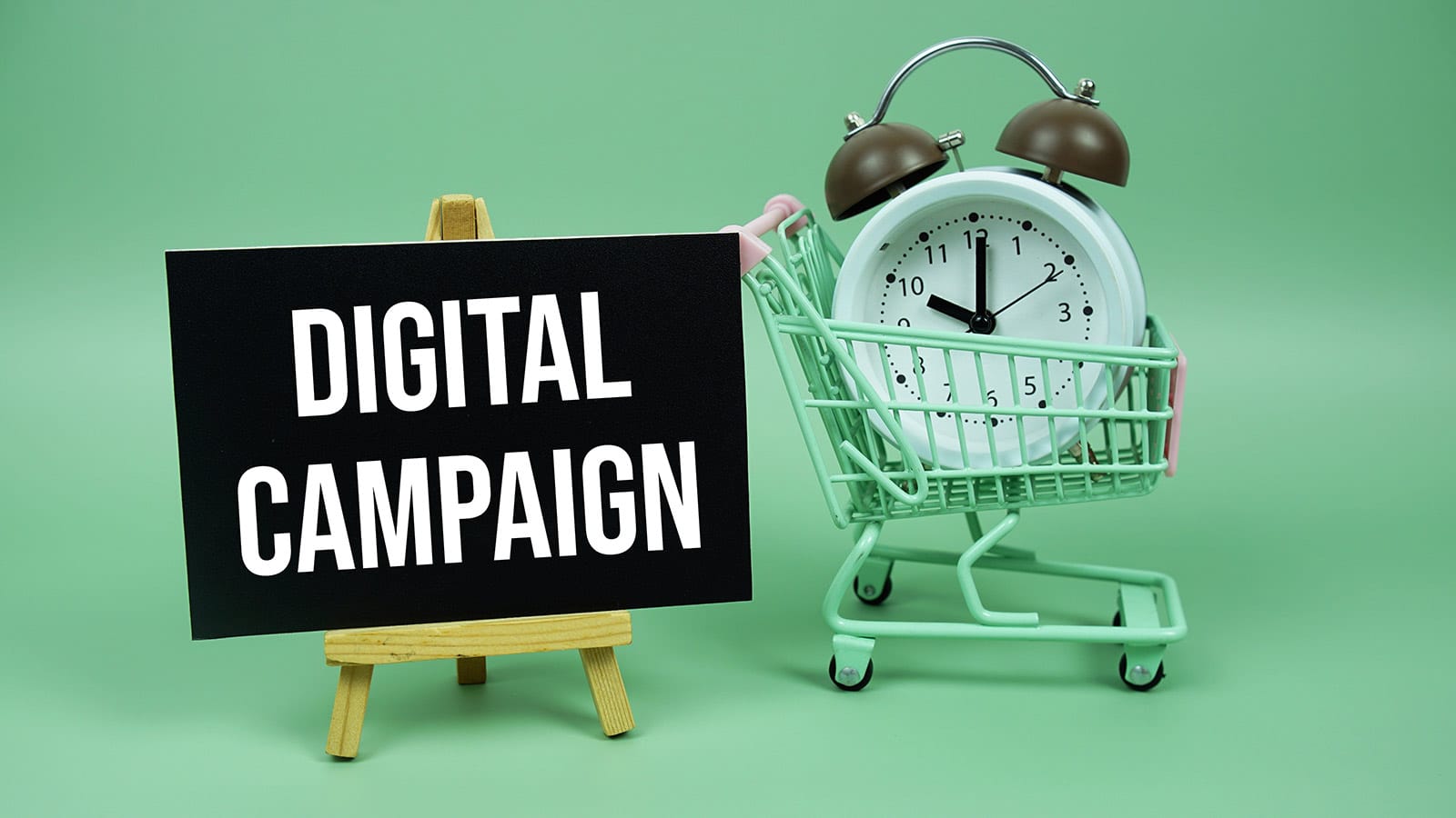 Ρολόι σε καλάθι δίπλα σε επιγραφή digital campaign