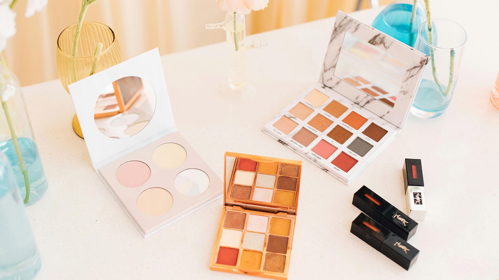 Προϊόντα makeup πάνω σε τραπέζι