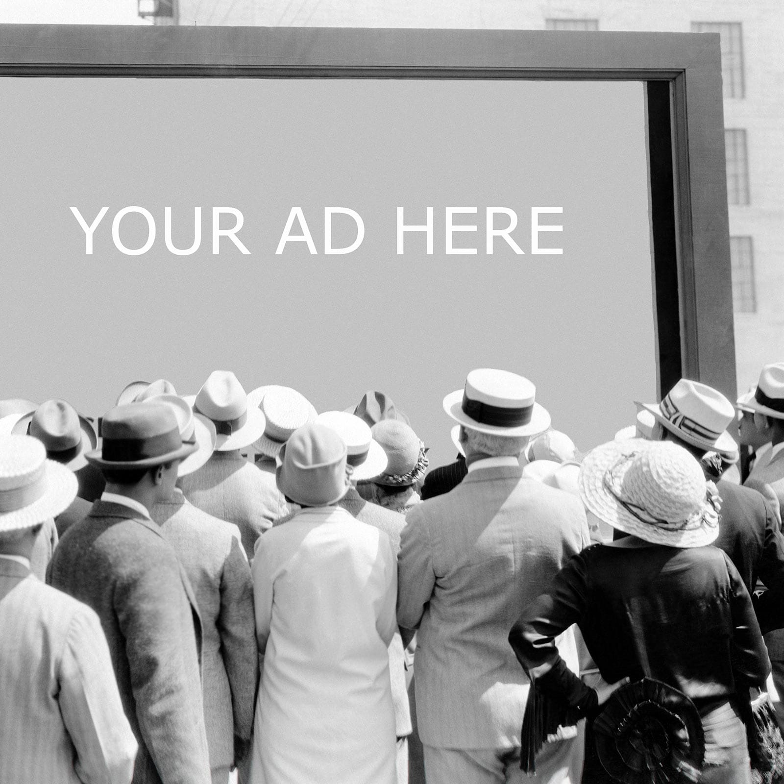 Κοινό μπροστά σε οθόνη με λεκτικό "Your ad here"