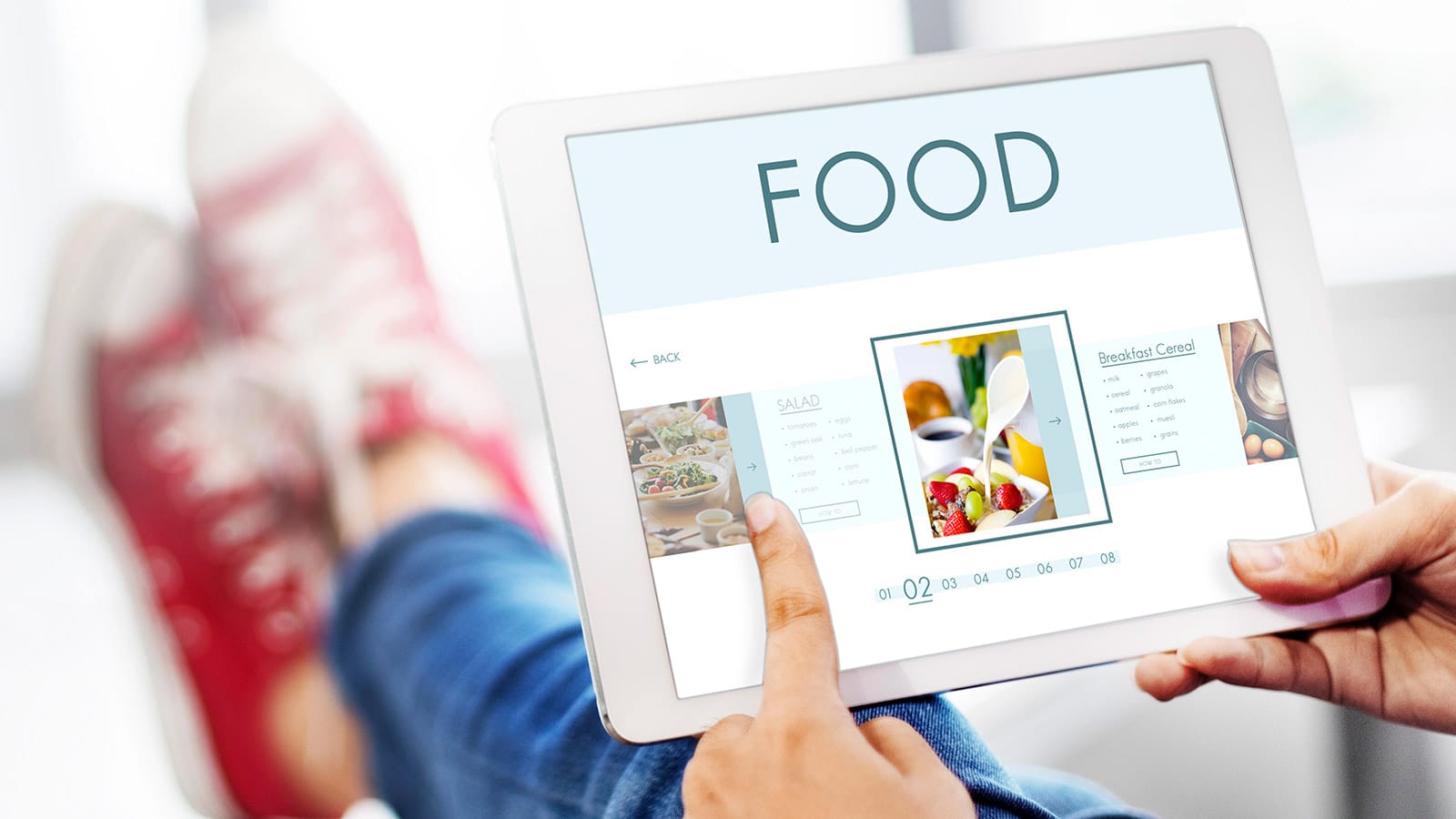 Χέρι που ψωνίζει απο κατάστημα eCommerce φαγητού