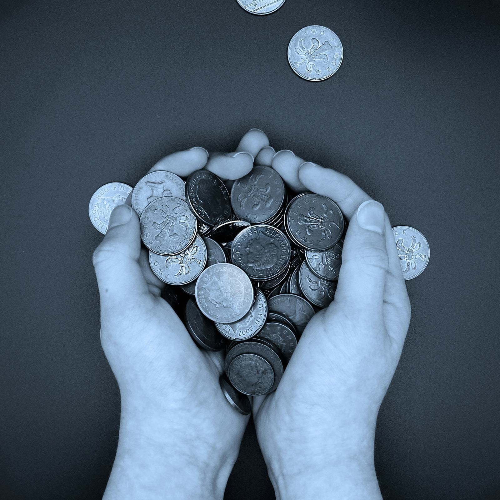 Χούφτες γεμάτες κέρματα