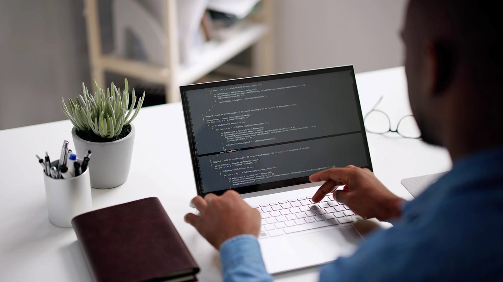 developer που ασχολείται με την δημιουργία κώδικα