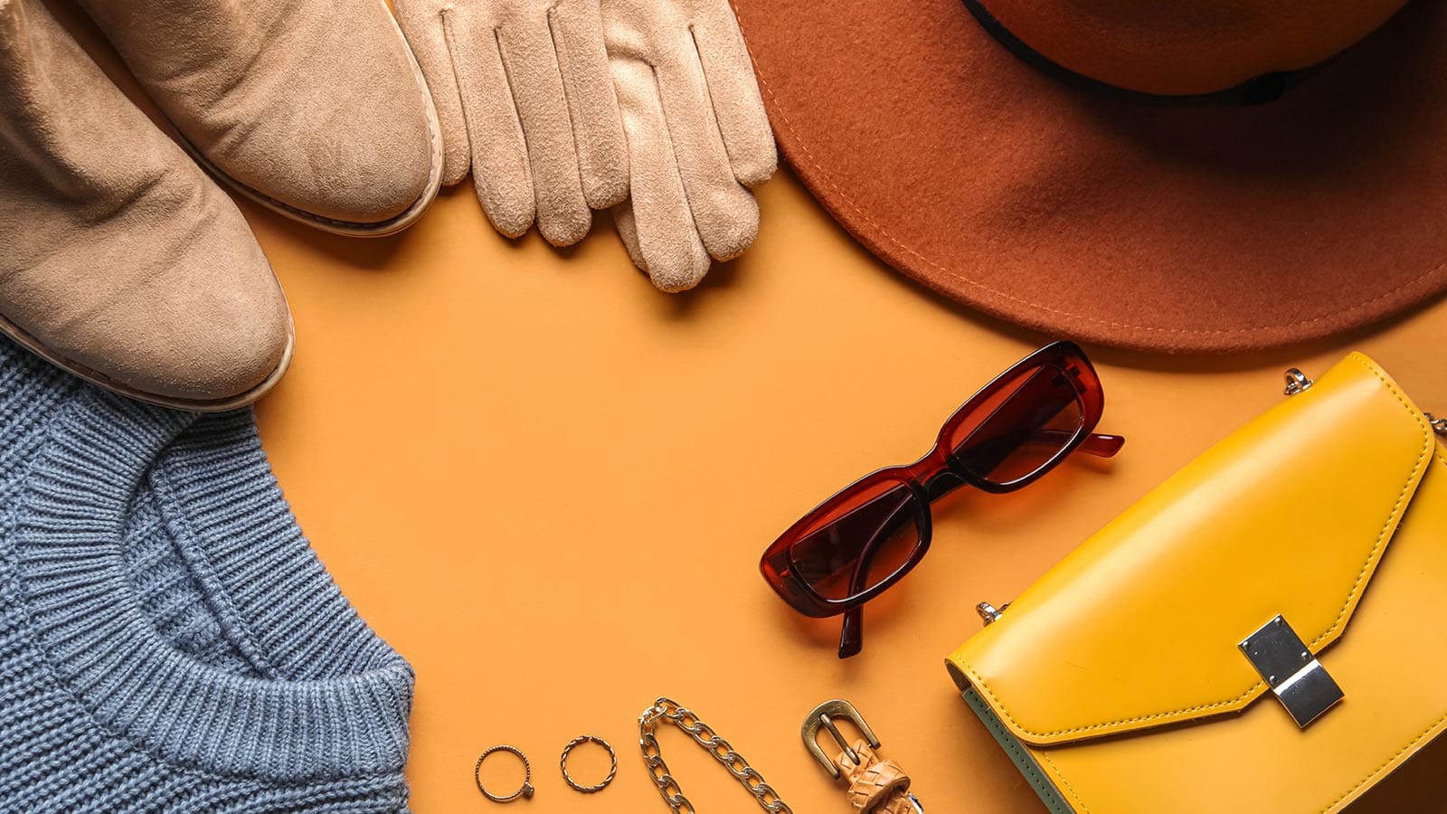 Προϊόντα ένδυσης και αξεσουάρ στημένα για fashion blog στο Shopify
