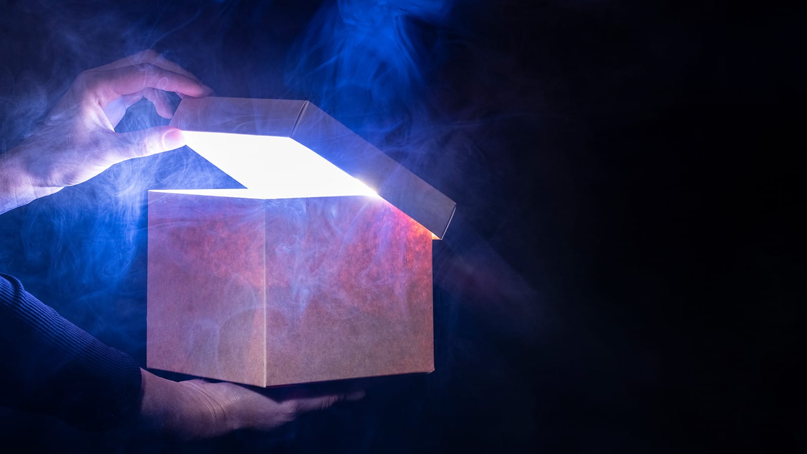 Χέρι που ανοίγει Mystery Box απο Shopify προσφορές για Black Friday