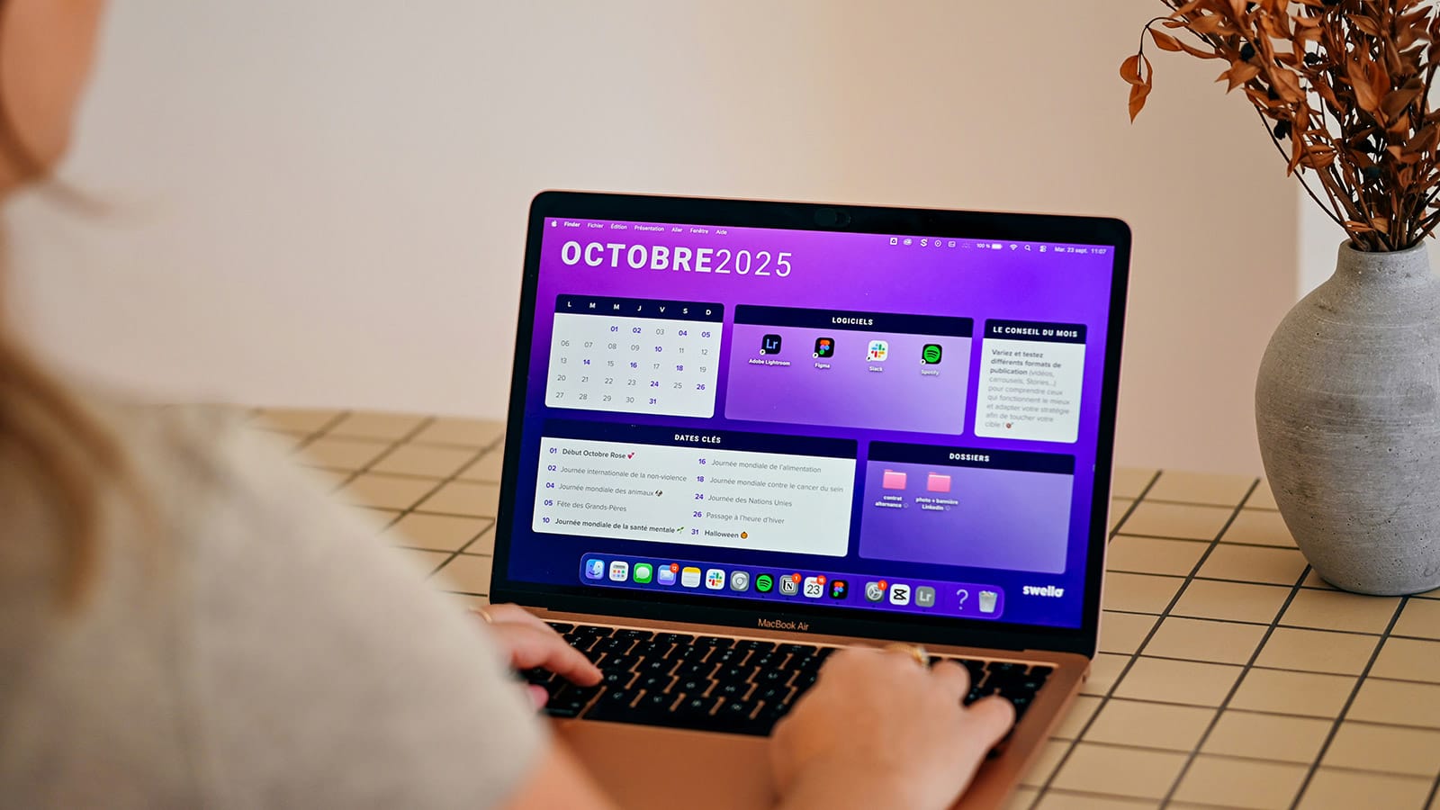 Κοπέλα που ετοιμάζει το eCommerce content calendar Οκτωβρίου