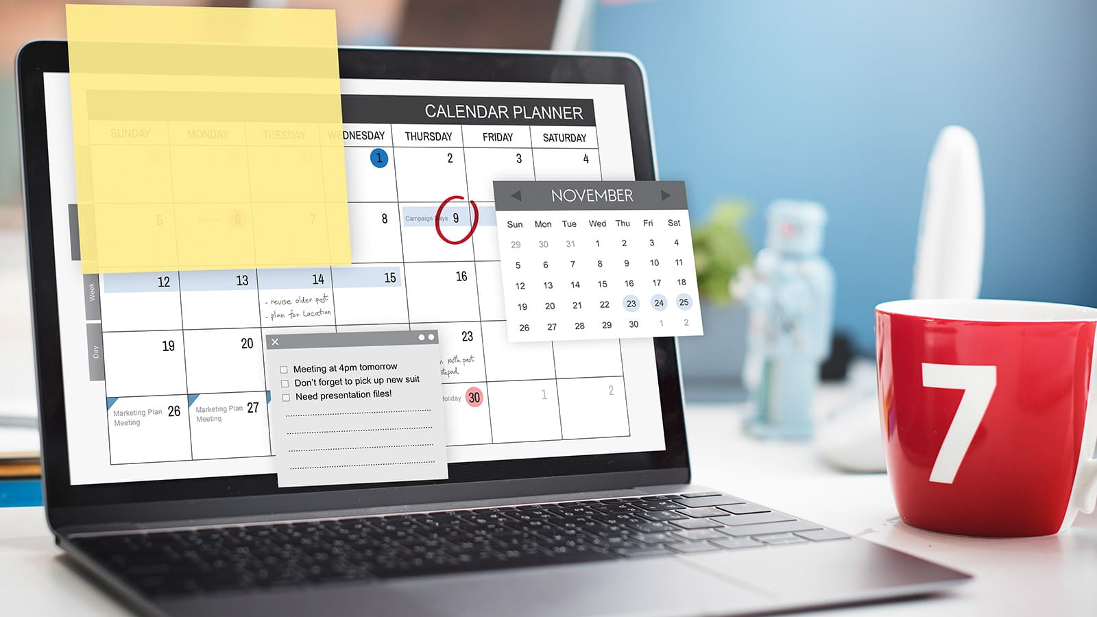 eCommerce content calendar σε οθόνη λάπτοπ δίπλα σε κούπα