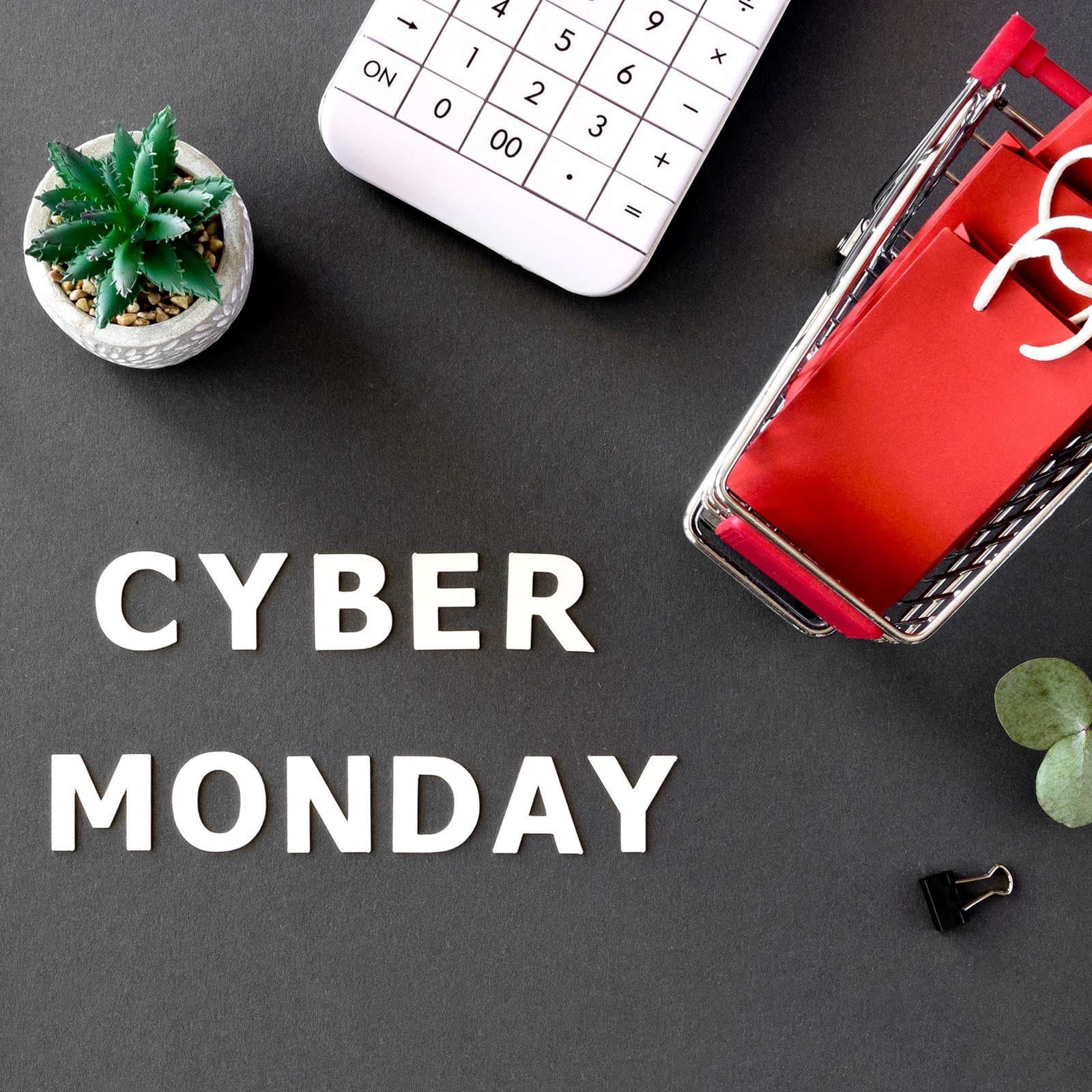 cyber monday δίπλα σε αντικείμενα γραφείου