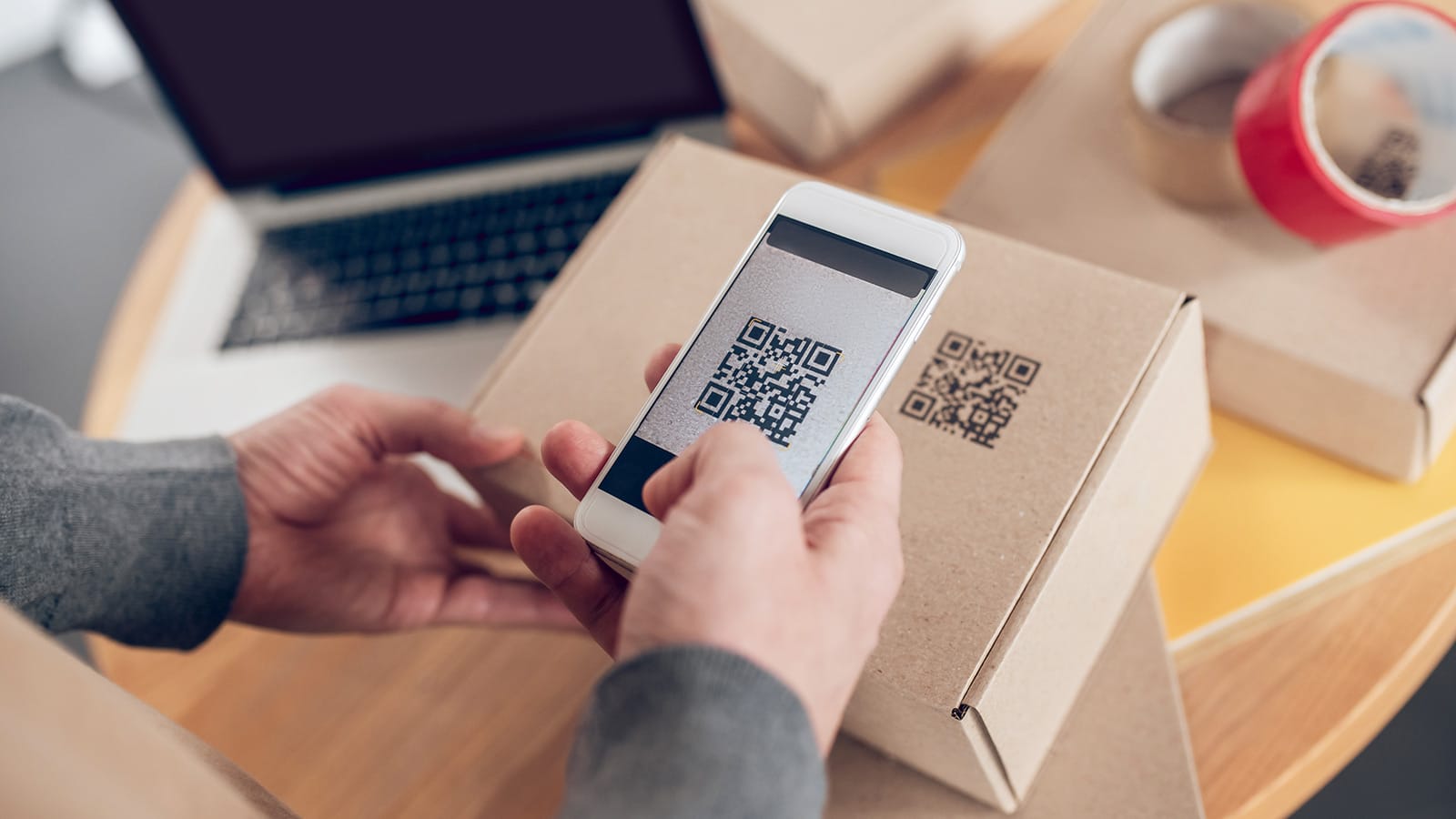 Mobile Shopify POS για εορταστικές πωλήσεις που σκανάρει QR