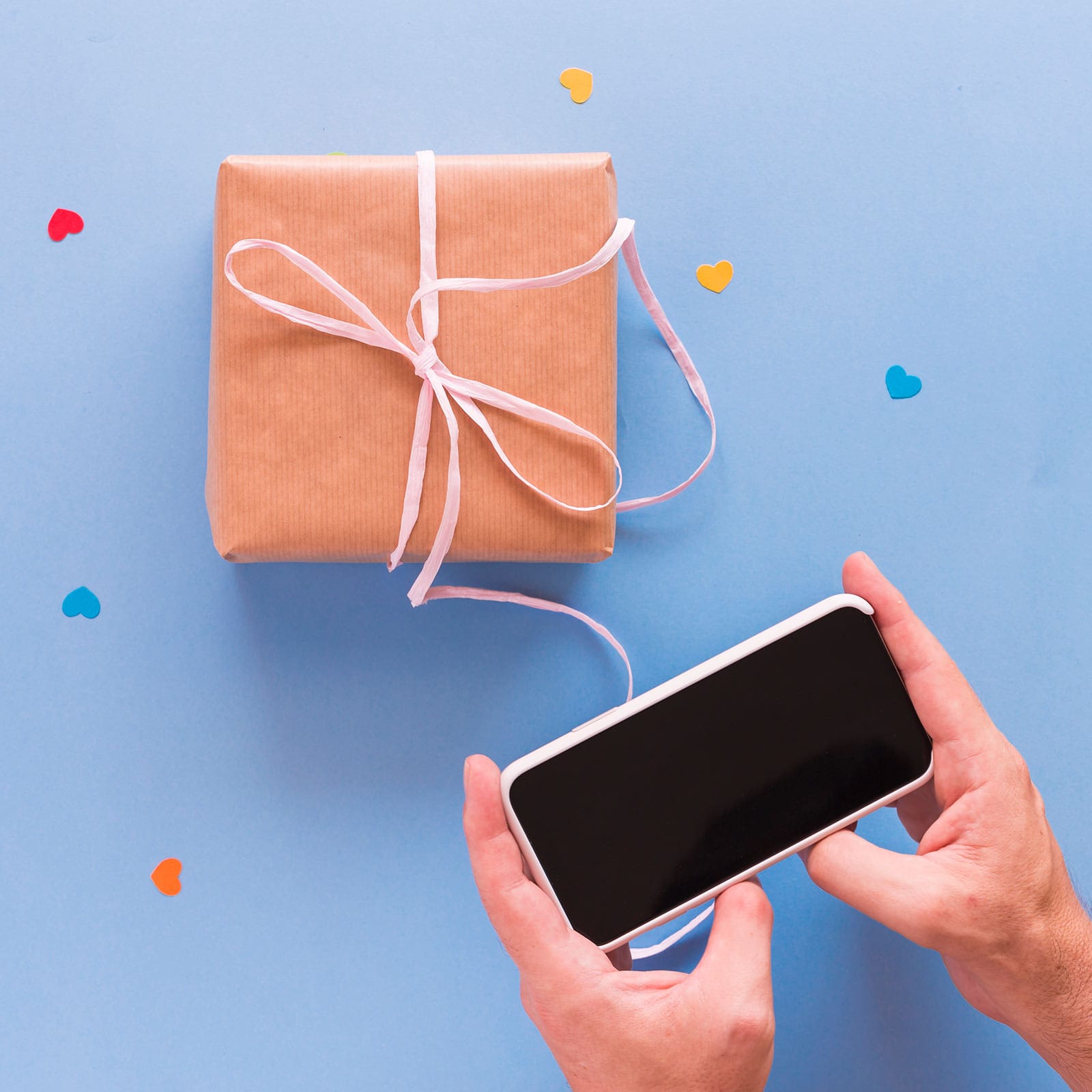 δώρο που το φωτογραφίζουν χέρια με κινητό
