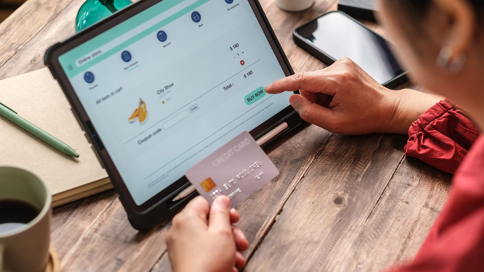 Οθόνη ολοκλήρωσης checkout με χέρι που πατάει το Buy Now