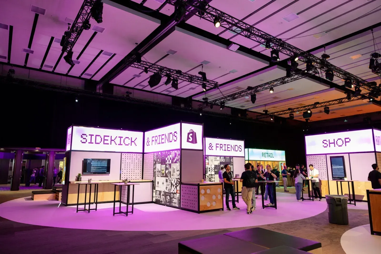 Τα booths «Shop» και «Sidekick» στο DotDev 2026 του shopify