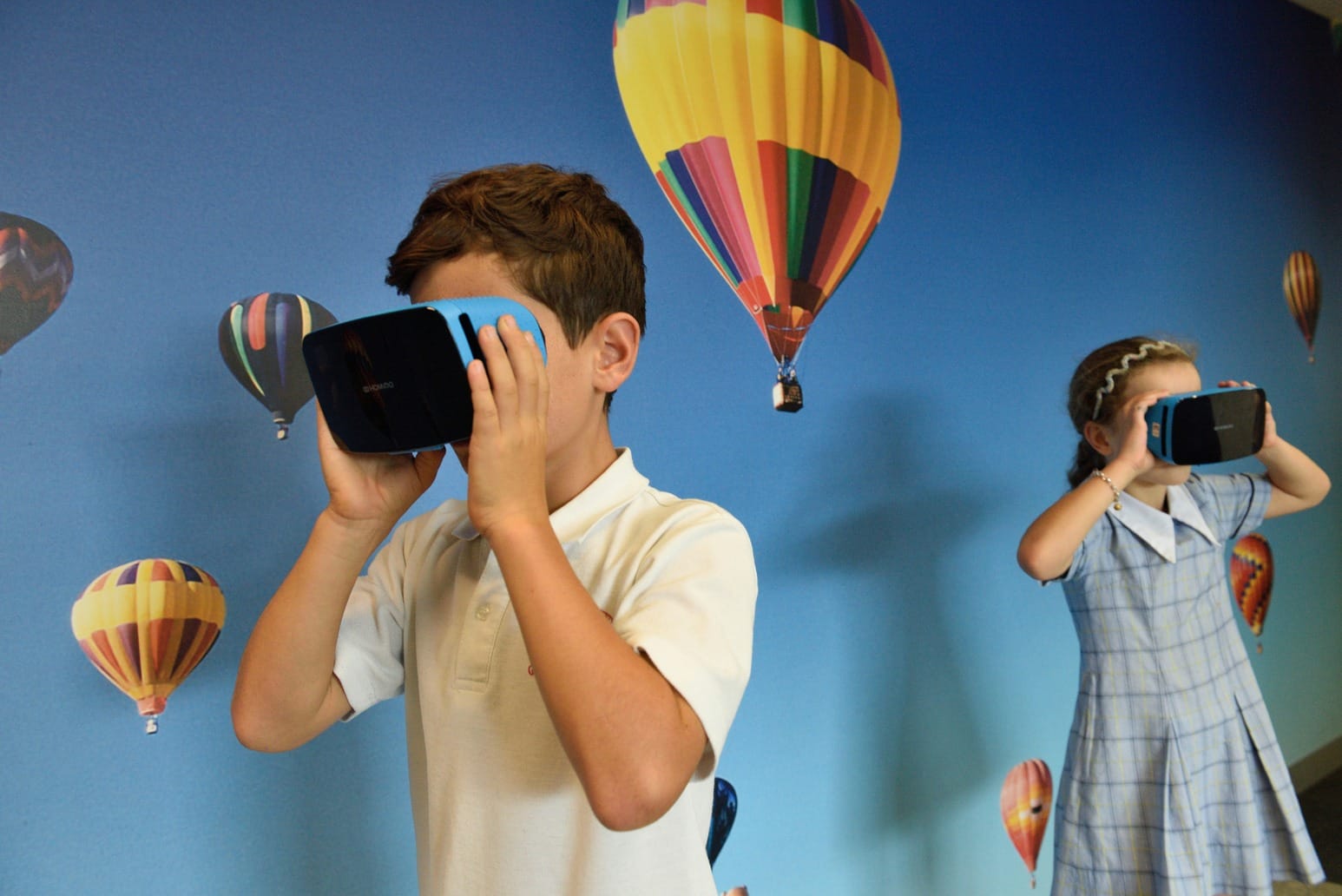 Παιδιά που φορούν γυαλιά VR