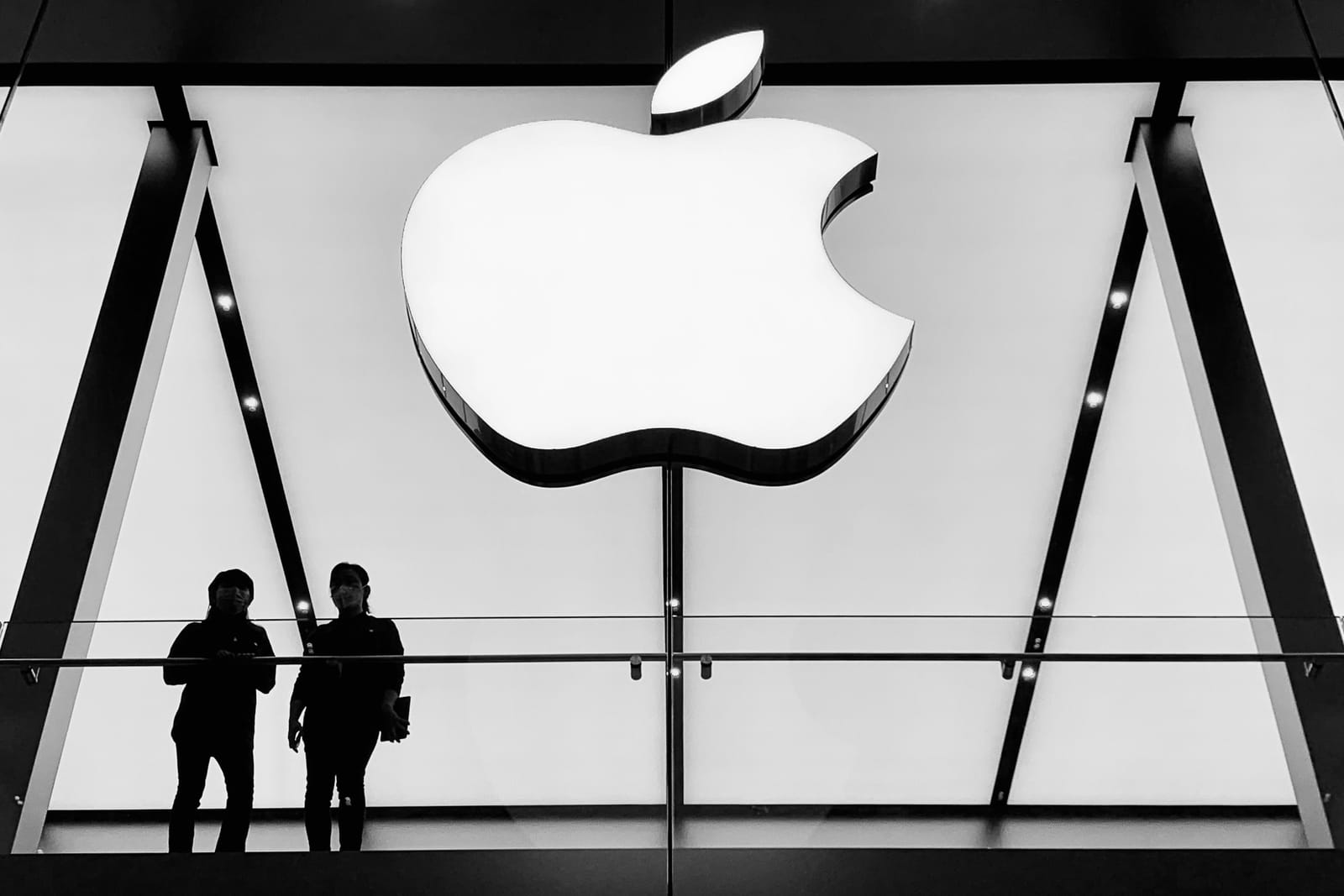 Λογότυπο της Apple μπροστά σε κτίριο