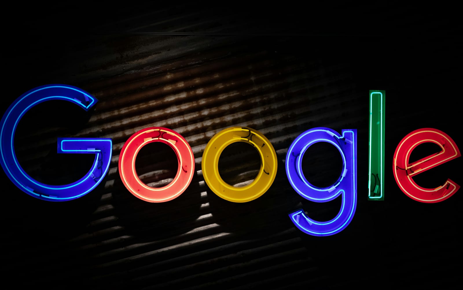 Επιγραφή της Google στον τοίχο