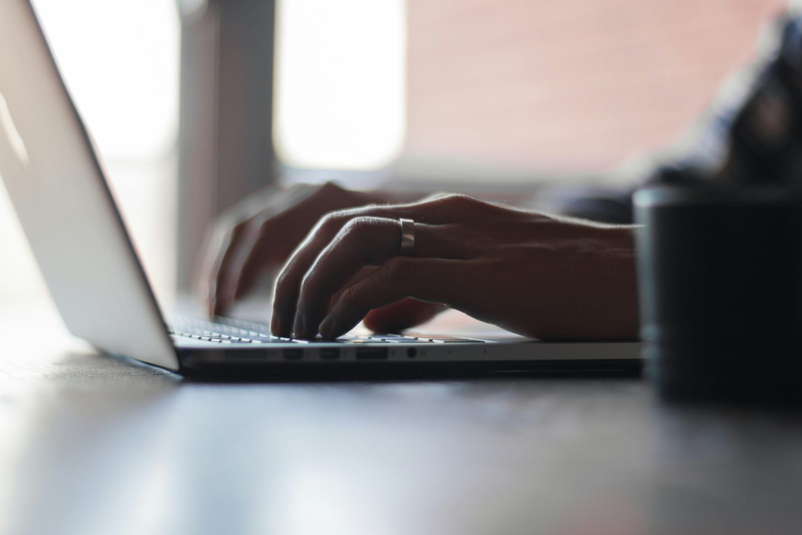 χέρια σε pc ως συμβολισμός για τις online αγορές