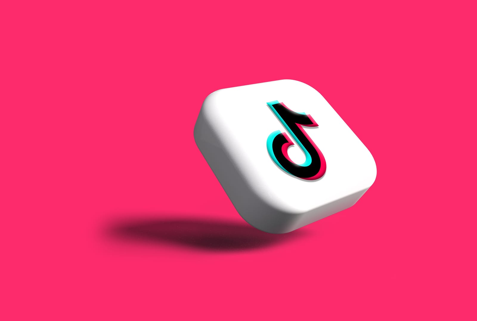 Ροζ φόντο με το λογότυπο του TikTok