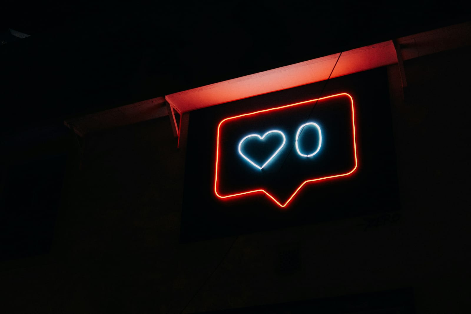 neon πινακίδα με το σύμβολο του like στο Instagram