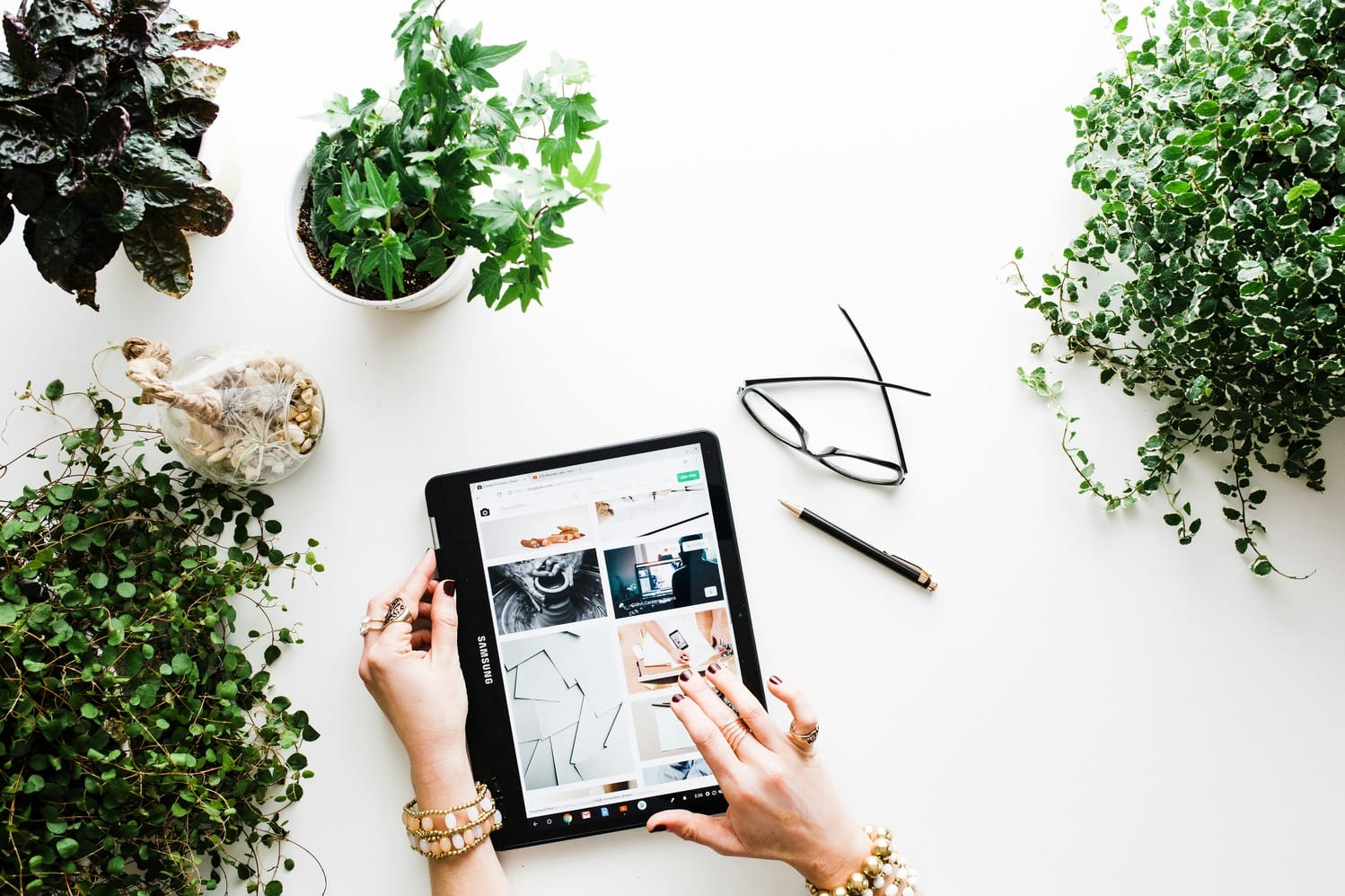 Tablet με ανοιχτή σελίδα από online store