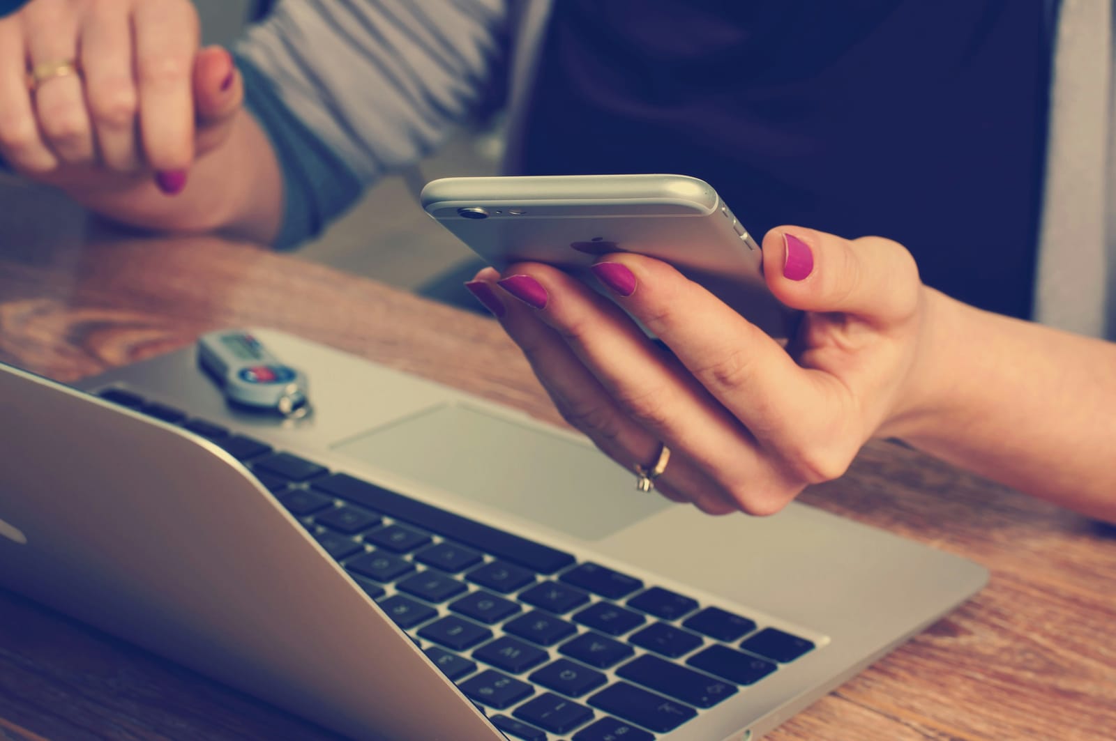 χέρια και κινητό συμβολίζουν το social commerce